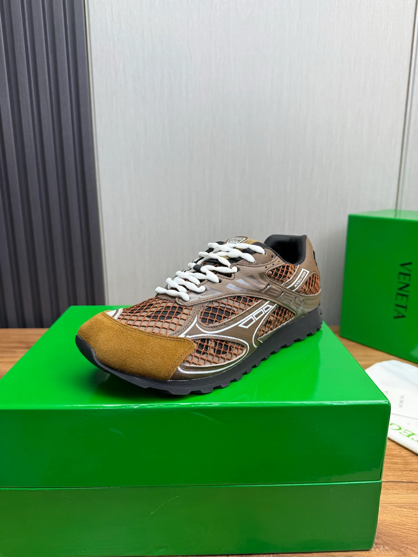 Men's men's shoes 💰620💰 BV top version 𝘽𝙊𝙏𝙏𝙀𝙂𝘼 𝙑𝙀𝙉𝙀𝙏𝘼 Orbit sneakers Wang Yibo same style couple style dad shoes 🩷💚 Runner sneakers, made of lightweight technical mesh fabric. Features a geometric patterned rubber outsole. Pay attention to the package craftsmanship ❕ High version shipping ❗️ Very nice, durable to play with and durable to make ✔️ Standard version 💯💯 The outsole is made of color-blocked TPU outsole. Women’s model 35-41 (40 41 customized) Men’s model 39-46 (45.46 customized) Equipped with original packaging